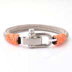 Verstelbare Grys met Oranje Detail Geborstelde Chroom D-Shackle Sluiting Nautiese Tou Armband