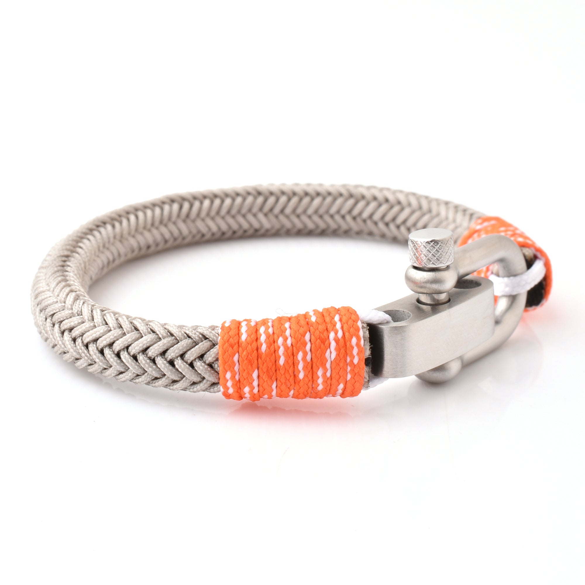 Verstelbare Grys met Oranje Detail Geborstelde Chroom D-Shackle Sluiting Nautiese Tou Armband