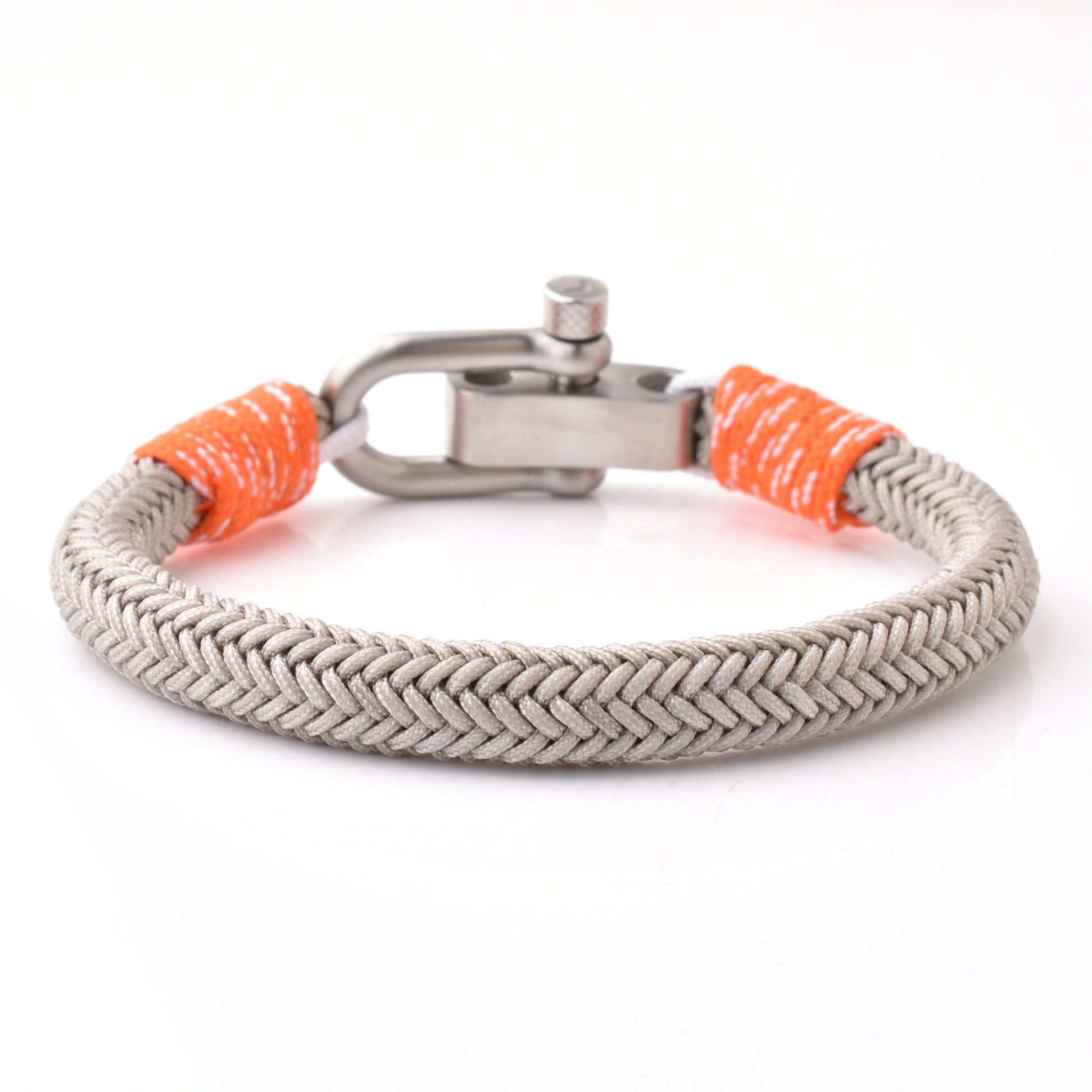 Verstelbare Grys met Oranje Detail Geborstelde Chroom D-Shackle Sluiting Nautiese Tou Armband